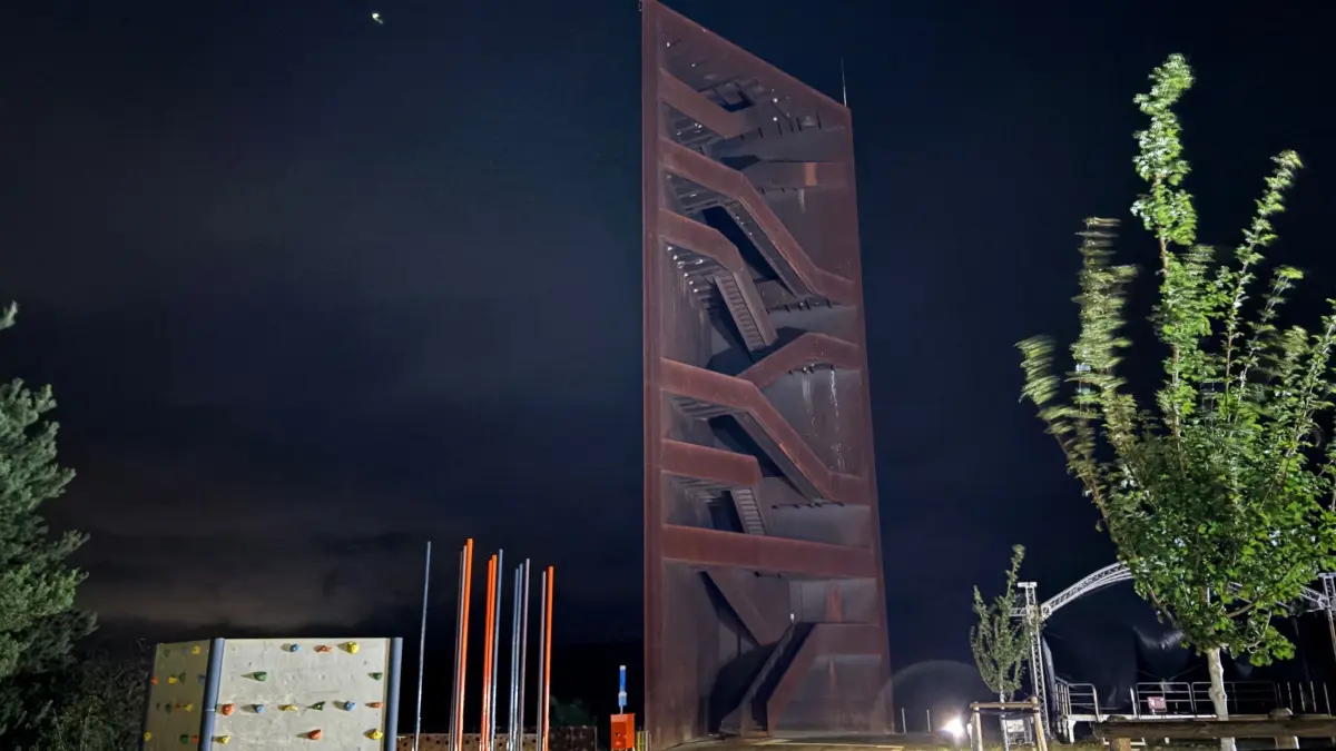 Trotz der angekündigten Illumination und der Lasershow ist der Rostige Nagel am Freitagabend dunkel geblieben. Die Party war bereits im Hellen abgebrochen worden.