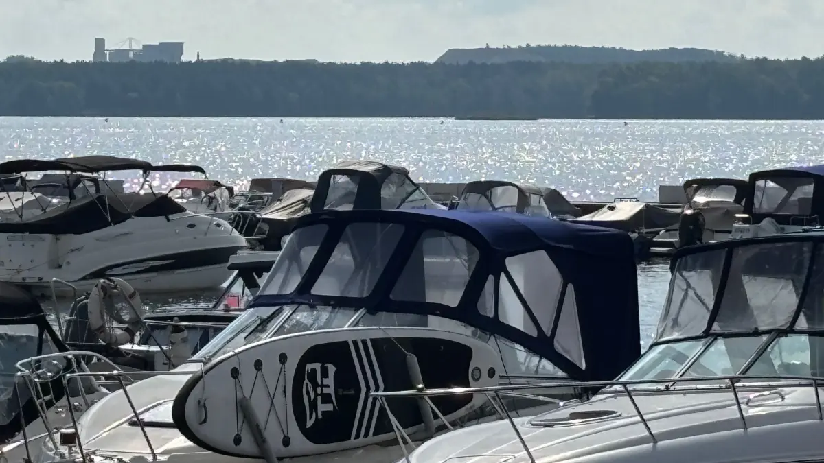 Blick vom Senftenberger Stadthafen über den See und seine Insel hinüber zum Steinwerk Koschenberg. Das Gewässer bleibt künftig ganzjährig befahrbar, allerdings mit Einschränkungen.