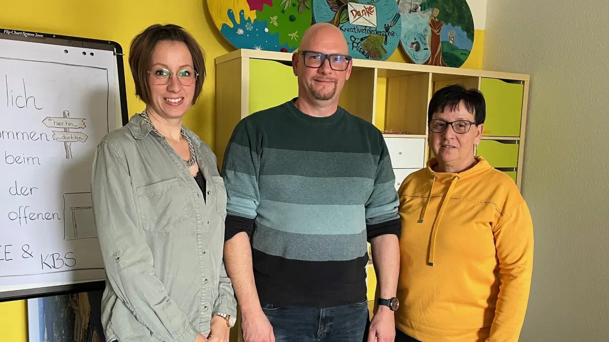 Kerstin Radecker (rechts im Bild) von der Selbsthilfekontaktstelle Elbe‑Elster im Gespräch während der Vorbereitung des brandenburgischen Selbsthilfetags. Mit ihr auf dem Foto: Angie Nicolai von der Kontaktstelle und Leiter des Trägervereins LebensWert e. V., Thomas Porsche.