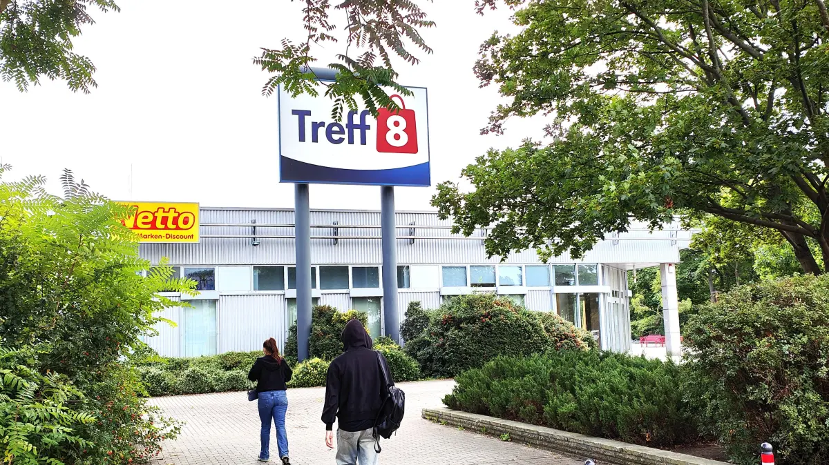 Das Einkaufszentrum Treff 8 in Hoyerswerda ist in die Zukunft gekommen. Über seine Zukunft gibt es weiter Streit.