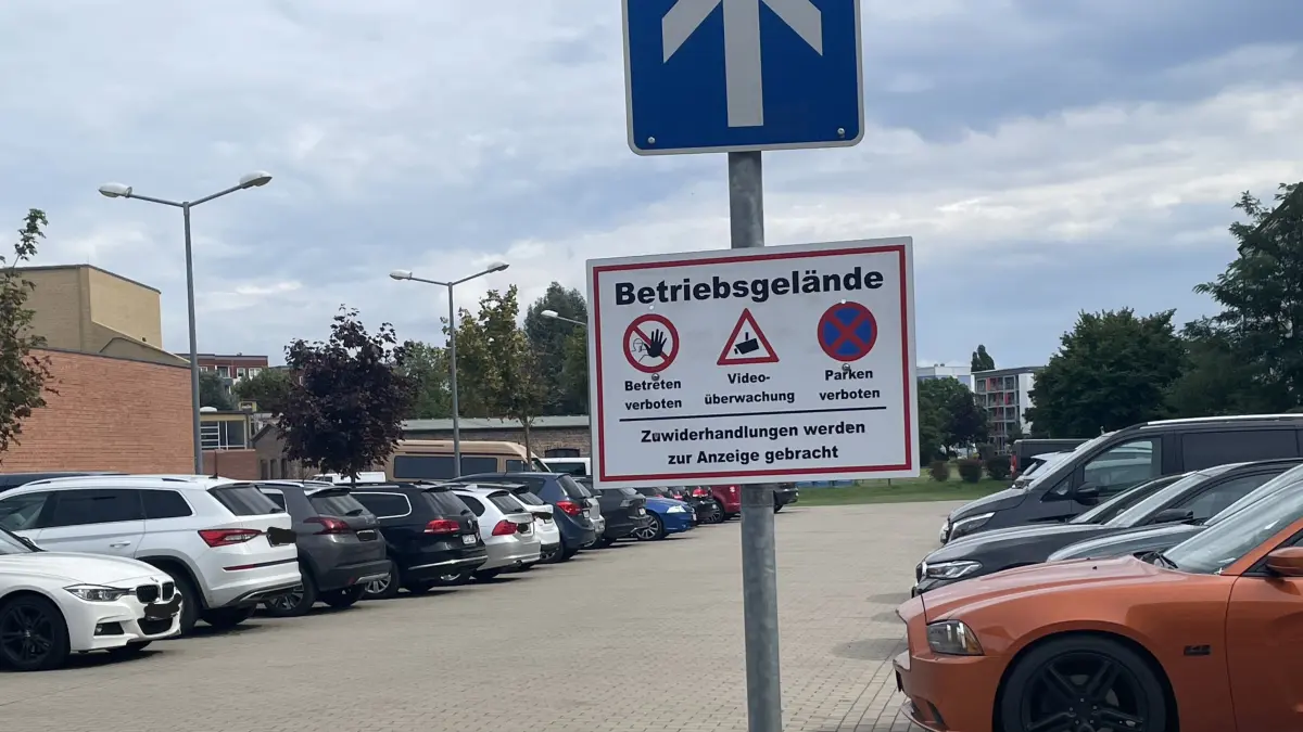 Der Parkplatz der Firma Kjellberg in Finsterwalde ist deutlich ausgeschildert. Jetzt soll das Parken noch zusätzlich überwacht werden.