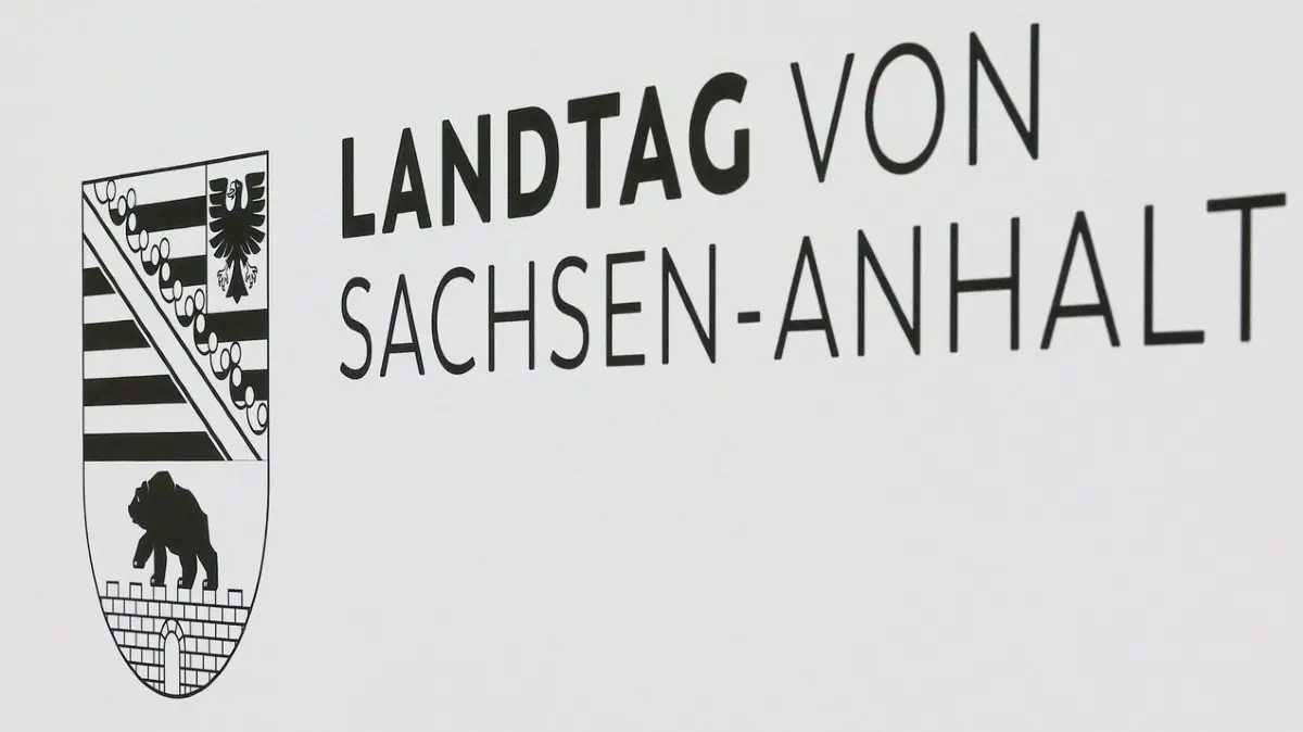Vorbereitung Landtagswahl Sachsen-Anhalt: 04.09.2026, Sachsen-Anhalt, Magdeburg: Das Logo vom Landtag Sachsen-Anhalt steht vor den Messehallen zur Landtagswahl 2026.Techniker, Bühnenbauer und Monteure bauen seit Tagen die Messehallen in Magdeburg als Landtag Sachsen-Anhalt um. Foto: Peter Gercke/dpa +++ dpa-Bildfunk +++