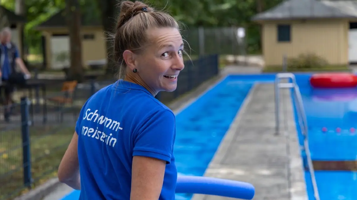 Schwimmmeisterin Janny Gerstenberger hat vielen Kindern das Schwimmen beigebracht. Nach 14 Jahren verlässt sie das Sommerbad Vetschau.