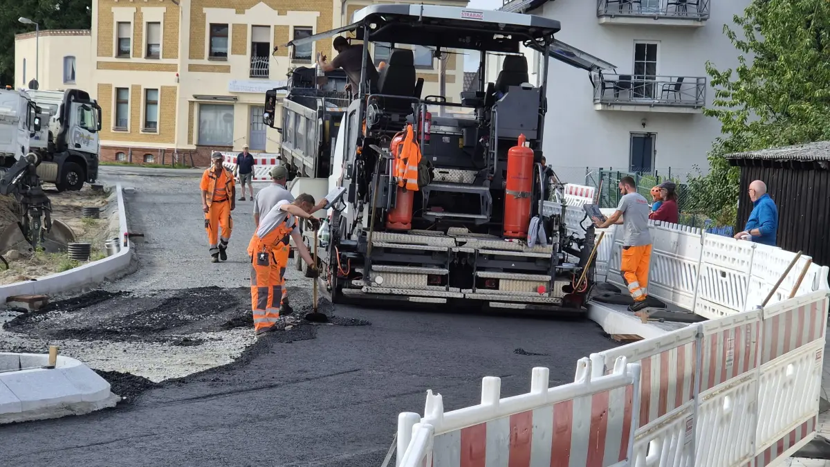 Asphaltierungsarbeiten am Verkehrsknoten Nordkopf in Lübbenau. Vom Kreisverkehr auf der Altstadtseite führt ein Straßenabschnitt zur Karl-Marx-Straße.