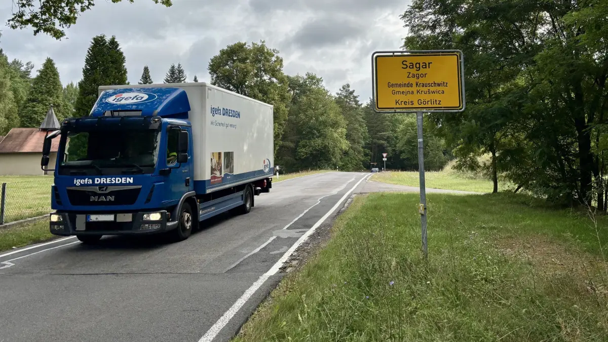 Wer genau hinschaut, sieht den Übergang von der sanierten zur unsanierten Straße in Sagar. Doch das soll sich im Krauschwitzer Ortsteil ändern.