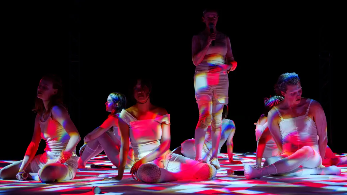 Das Ensemble in "Der Ausweg" spielt auf einem 12 Meter messenden Tisch. Der Abend in Weißwasser verarbeitet mehrere Werke von Franz Kafka.