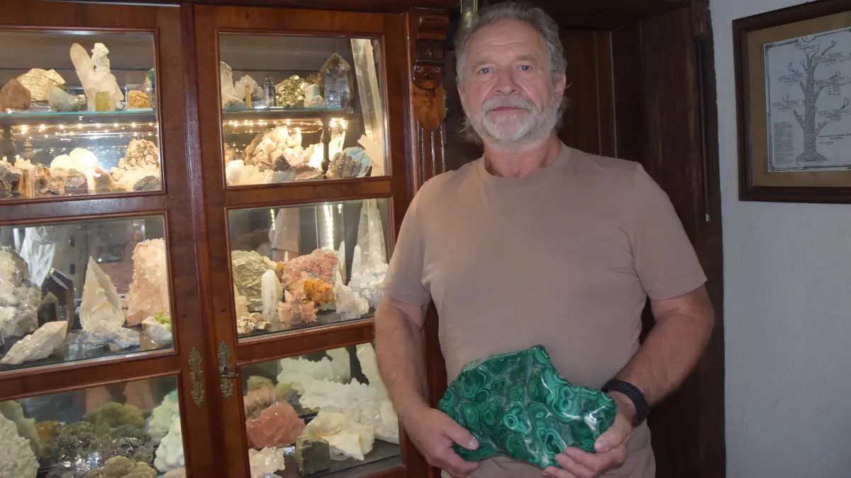 Der ehemalige Bergmann Reinhard Melcher zeigt seinen sechs Kilogramm schweren grünen Malachit..