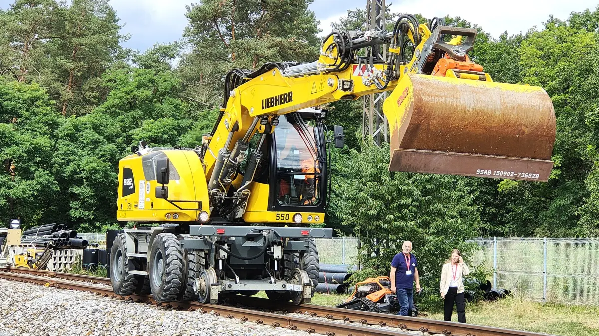 Das Training am Zweiwegebagger, der auf der Straße und auf den Gleisen eingesetzt werden kann, ist bei den Auszubildenden in Knappenrode besonders beliebt.