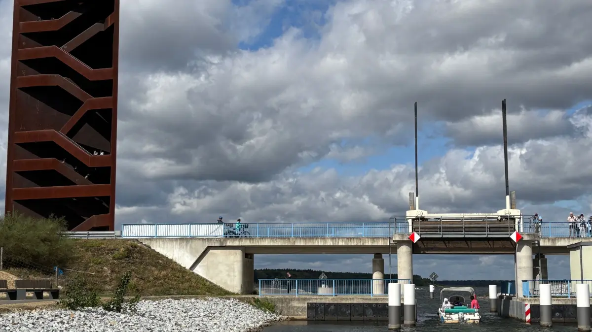 Seit diesem Jahr kann der Rostige Nagel auch auf dem Wasserweg angesteuert werden. Der Sornoer Kanal sowie der Schiffsanleger im Sedlitzer See machen es möglich.