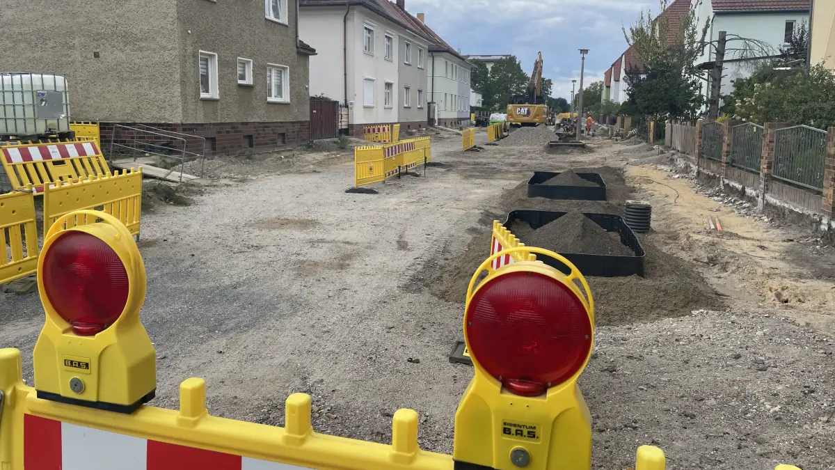 Der Frankenaer Weg in Finsterwalde bleibt weiter eine Baustelle. Die Stadt nennt Gründe für die Verzögerung und äußert sich zum Fertigstellungstermin.