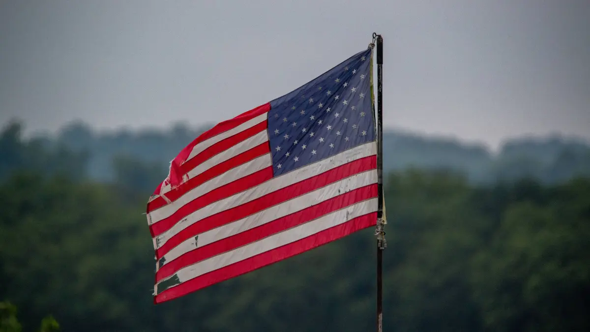 Pollution In Ohio: Miami Fort Power Plant A weathered American flag is seen near the Great Miami River in North Bend, Ohio, on July 31, 2025. North Bend Ohio United States PUBLICATIONxNOTxINxFRA Copyright: xJasonxWhitmanx originalFilename: whitman-pollutio250731_npPII.jpg