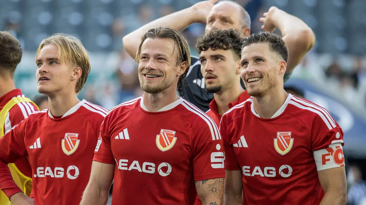 2. BL - 2026/2027 - Sp. 4 - VfL Wolfsburg gegen FC Energie Cottbus: Wolfsburg, Deutschland 05. September 2026:
2. BL - 2026/2027 - Sp. 4 - VfL Wolfsburg gegen FC Energie Cottbus
Im Bild: v.l. Lukas Michelbrink (Energie Cottbus), Henry Rorig (Energie Cottbus) und Axel Borgmann (Energie Cottbus) freuen sich mit den Fans
/// DFL / DFB regulations prohibit any use of photographs as image sequences and/or quasi-video. ///