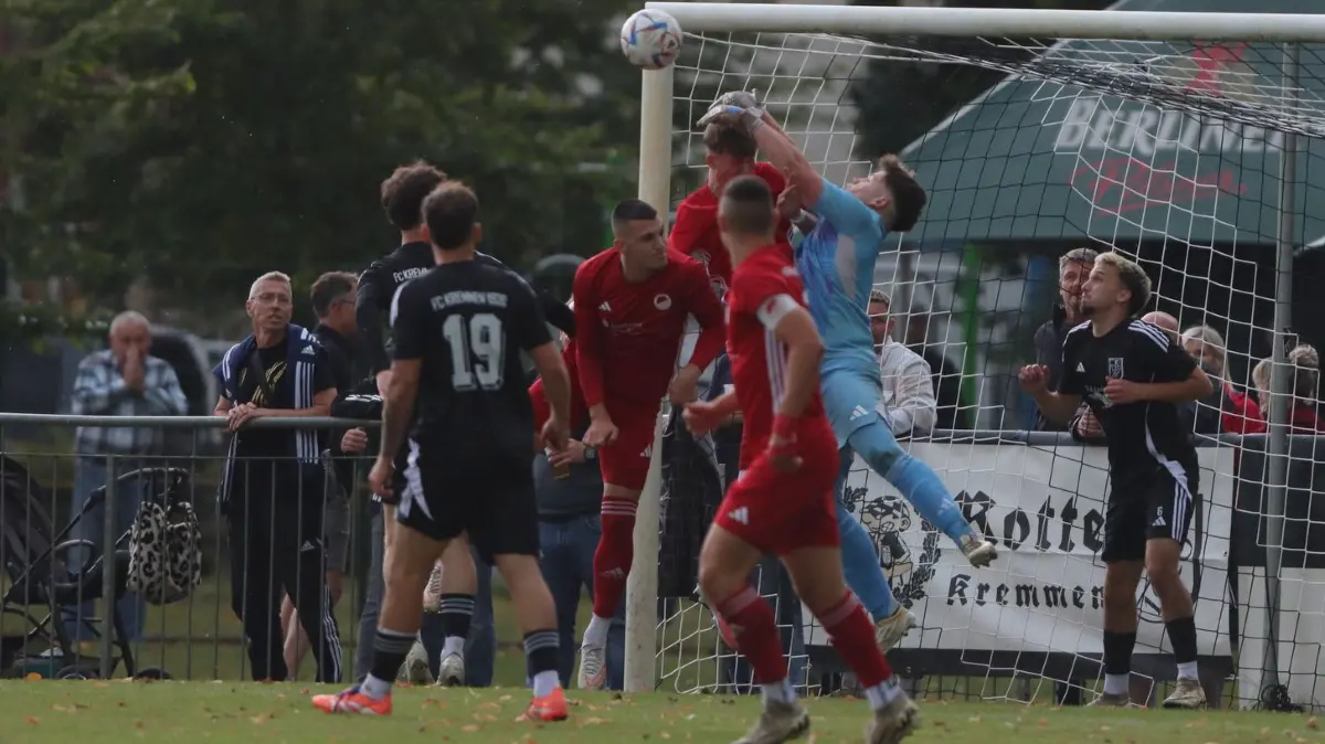 Wirbel durch den VfB Hohenleipisch: Den Torwart des FC Kremmen attackierte der Landesligist beim Eckball. Durch den Sieg in Kremmen steht der VfB in der 3. Hauptrunde des Landespokals.