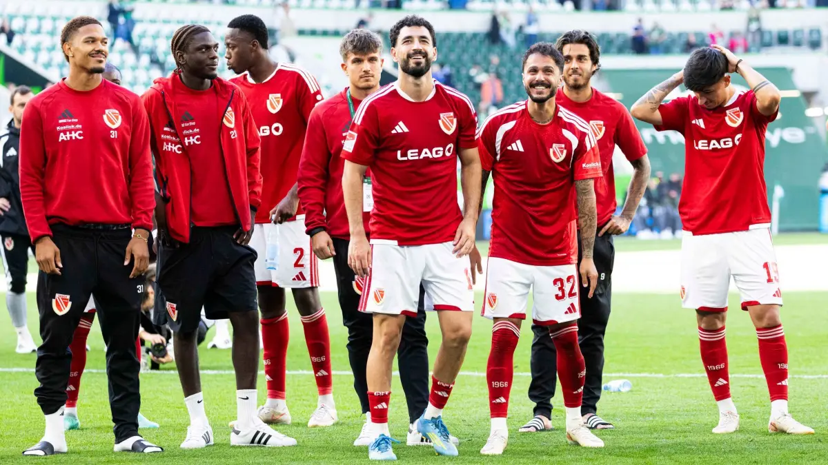 VfL Wolfsburg - Energie Cottbus: 05.09.2026, Niedersachsen, Wolfsburg: Fußball, Männer, 2. Bundesliga, VfL Wolfsburg - Energie Cottbus, 4. Spieltag, Volkswagen Arena. Die Mannschaft von Energie Cottbus steht nach dem Spiel vor der Fankurve. Das Spiel endete 4:4. Foto: Michael Matthey/dpa - WICHTIGER HINWEIS: Gemäß den Vorgaben der Bundesliga bzw. des DFB Deutscher Fußball-Bund ist es untersagt, in dem Stadion und/oder vom Spiel angefertigte Fotoaufnahmen in Form von Sequenzbildern und/oder videoähnlichen Fotostrecken zu verwerten bzw. verwerten zu lassen. +++ dpa-Bildfunk +++
