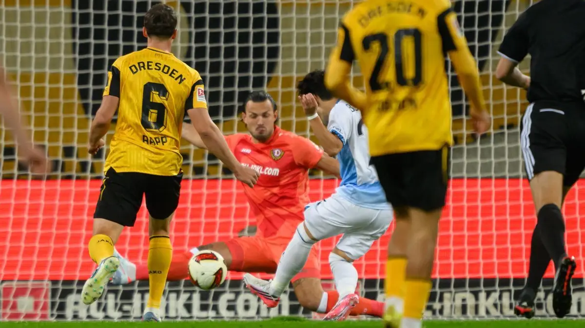 SG Dynamo Dresden - VfL Bochum: 05.09.2026, Sachsen, Dresden: Fußball, Männer, 2. Bundesliga, SG Dynamo Dresden - VfL Bochum, 4. Spieltag, Rudolf-Harbig-Stadion, Koji Miyoshi (3.v.r., VfL Bochum) erzielt gegen Torwart Tim Schreiber (3.v.l., Dynamo Dresden) das Tor zum 0:1. Foto: Robert Michael/dpa - WICHTIGER HINWEIS: Gemäß den Vorgaben der Bundesliga bzw. des DFB Deutscher Fußball-Bund ist es untersagt, in dem Stadion und/oder vom Spiel angefertigte Fotoaufnahmen in Form von Sequenzbildern und/oder videoähnlichen Fotostrecken zu verwerten bzw. verwerten zu lassen. +++ dpa-Bildfunk +++