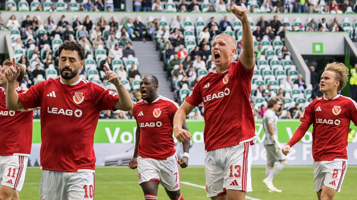2. BL - 2026/2027 - Sp. 4 - VfL Wolfsburg gegen FC Energie Cottbus: Wolfsburg, Deutschland 05. September 2026:
2. BL - 2026/2027 - Sp. 4 - VfL Wolfsburg gegen FC Energie Cottbus
Im Bild: 2.v.l. Tolcay Cigerci (Energie Cottbus) jubelt über sein Tor zum 3:3 mit v.l. Moritz Hannemann (Energie Cottbus), Christian Kinsombi (Energie Cottbus), Dmytro Bogdanov (Energie Cottbus) und Lukas Michelbrink (Energie Cottbus)
/// DFL / DFB regulations prohibit any use of photographs as image sequences and/or quasi-video. ///