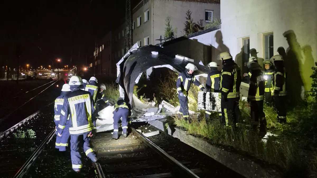Sturm hat an einem leer stehenden Bahnhofsgebäude in Falkenberg Teile des Daches abgetragen. Einsatzkräfte der Feuerwehr haben herabhängende Teile gesichert. Sie drohten auf die Gleise zu fallen.