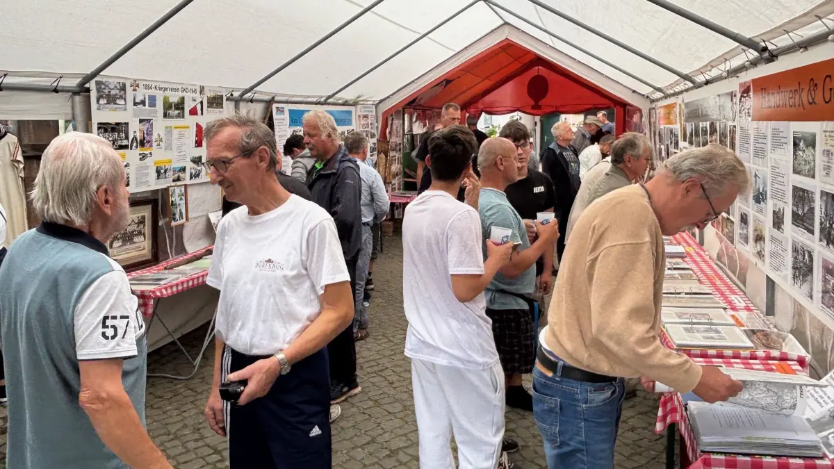 Enormer Andrang herrschte an beiden Ausstellungstagen auf dem Großkoschener Vierseithof von Familie Lucas. Dort wurden Ausschnitte aus der Ortschronik präsentiert.