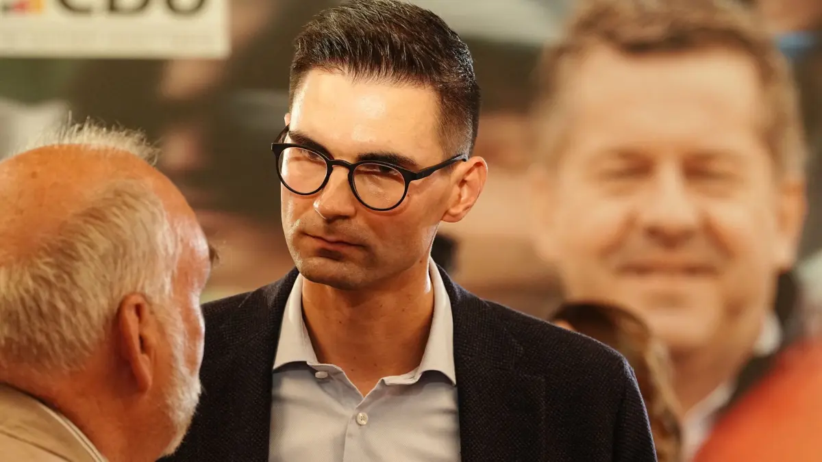 Landtagswahl in Sachsen-Anhalt - CDU-Wahlparty: 06.09.2026, Sachsen-Anhalt, Magdeburg: Sepp Müller, stellvertretender Vorsitzender der CDU/CSU-Bundestagsfraktion, steht nach der Bekanntgabe der Prognose zur Landtagswahl in Sachsen-Anhalt bei der CDU-Wahlparty vor einem Wahlplakat mit Sven Schulze (CDU), Ministerpräsident des Landes Sachsen-Anhalt und Landesvorsitzender der CDU Sachsen-Anhalt. Foto: Kay Nietfeld/dpa +++ dpa-Bildfunk +++