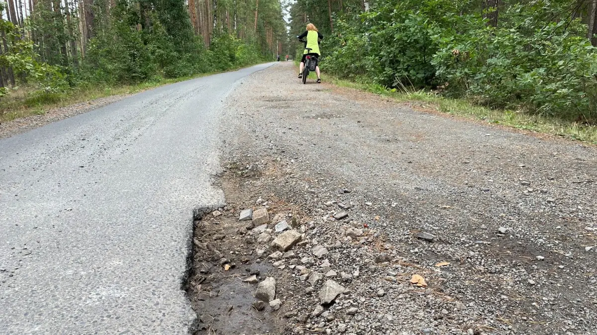 Der unbefestigte Teil des Verbindungsweges zwischen Dobra und Theisa ist nach mehrfacher Sanierung schon wieder in desolatem und vor allem für Radfahrer gefährlichem Zustand.