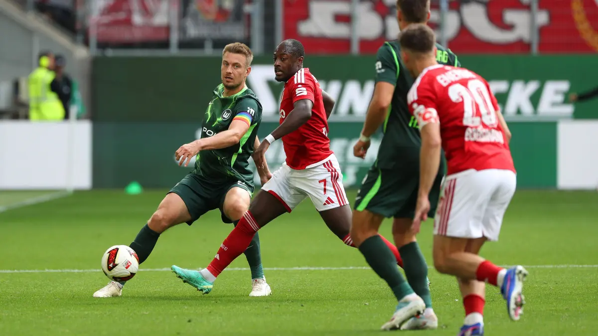 VfL vs. Cottbus, 2. BL: VfL vs. Cottbus, 2. BL Wolfsburg, 05.09.2026, Fußball, Herren, 2. BL, Saison 2026/2027, VfL Wolfsburg vs. FC Energie Cottbus: Hauke Wahl VfL Wolfsburg, Christian Kinsombi Cottbus DFL DFB REGULATIONS PROHIBIT ANY USE OF PHOTOGRAPHS as IMAGE SEQUENCES and or QUASI-VIDEO Volkswagen Arena Niedersachsen Deutschland *** VfL vs. Cottbus, 2. Bundesliga Wolfsburg, September 5, 2026, Soccer, Men s, 2. Bundesliga, 20262027 Season, VfL Wolfsburg vs. FC Energie Cottbus Hauke Wahl VfL Wolfsburg, Christian Kinsombi Cottbus DFL and DFB regulations prohibit any use of photographs as image sequences and/or quasi-video Volkswagen Arena, Lower Saxony, Germany
