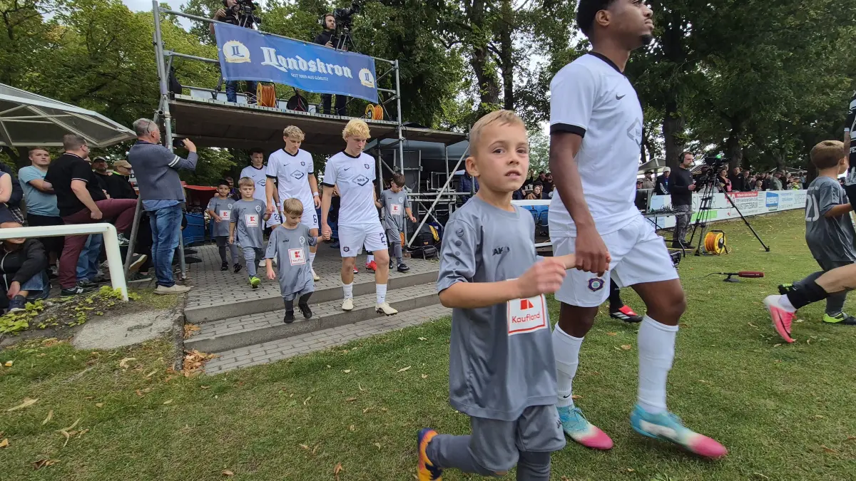 Beim Pokalspiel gegen Erzgebirge Aue: große Ehre für die Kleinen - junge Kicker des VfB Weißwasser begleiten die Spieler beider Mannschaften aufs Feld.