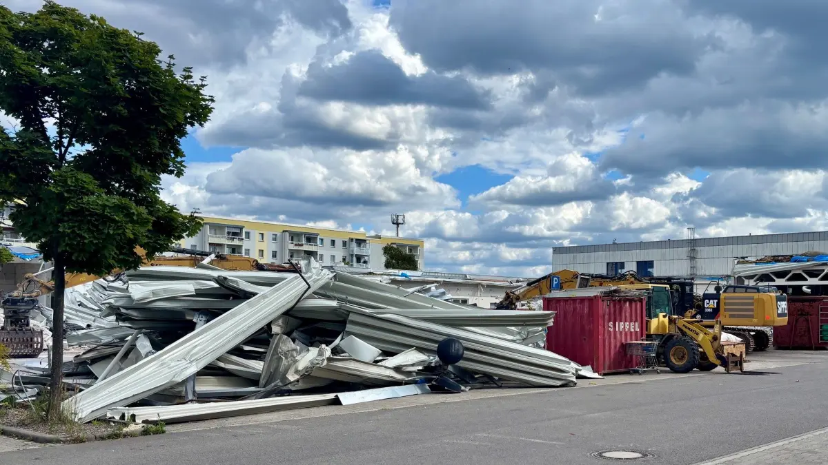 So sieht die Zuschka im Stadtteil Neu Schmellwitz in Cottbus aus. Der Abriss des Rewe-Marktes läuft auf Hochtouren. Zur Baustelle werden jetzt auch die Häuser der Anwohner.