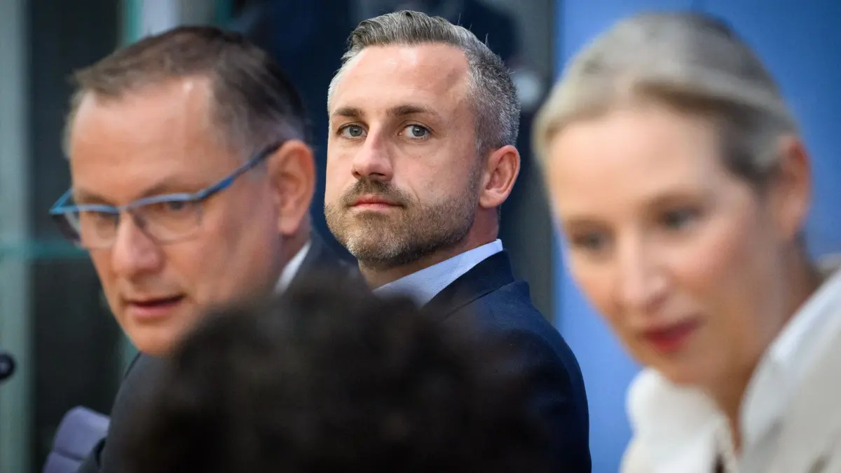 Nach der Landtagswahl in Sachsen-Anhalt - AfD: 07.09.2026, Sachsen-Anhalt, Berlin: Alice Weidel (r) und Tino Chrupalla (l), die Bundesvorsitzenden der AfD, äußern sich zusammen mit Ulrich Siegmund, AfD-Spitzenkandidat in Sachsen-Anhalt, in der Bundespressekonferenz zum Ergebnis der Landtagswahl in Sachsen-Anhalt. Foto: Bernd von Jutrczenka/dpa +++ dpa-Bildfunk +++