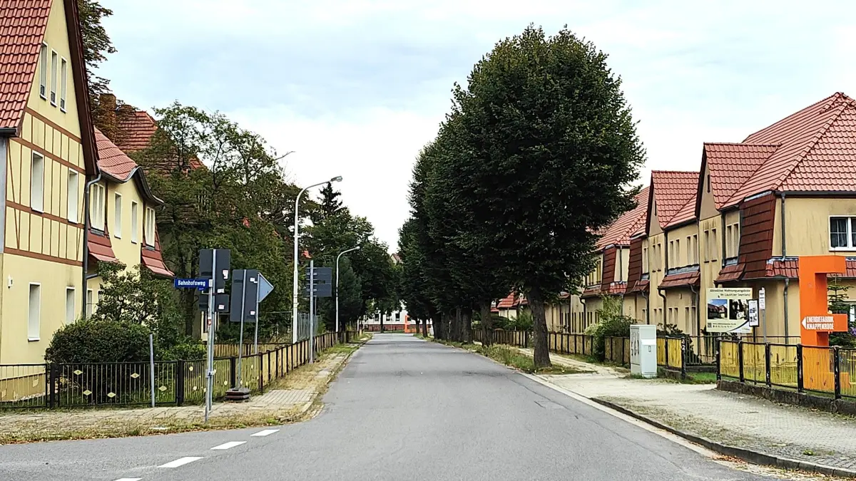 Durch die Lessing-Straße in Knappenrode würden wohl die meisten Transport zur Baustelle des Windparks Weißkollm erfolgen. Das ging wohl auf Kosten der Bäume.