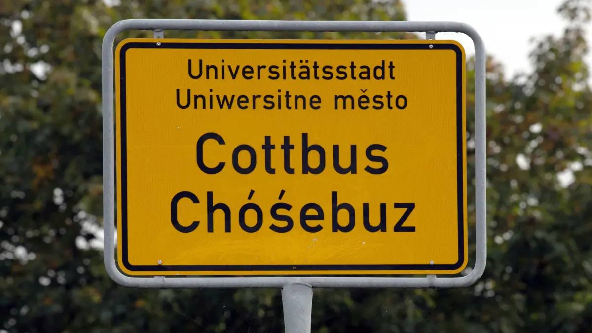 Die Ortstafel von Cottbus könnte bei der Beantwortung einer Quizfrage weiterhelfen.
