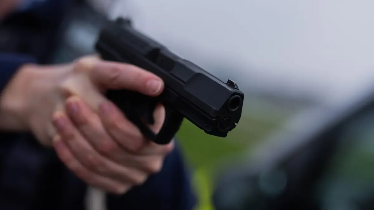 Polizei: ARCHIV - 07.03.2024, Nordrhein-Westfalen, Düsseldorf: Ein Polizist hält eine Pistole in den Händen. (zu dpa: «Polizist schießt mehrfach auf Messerangreifer») Foto: Rolf Vennenbernd/dpa +++ dpa-Bildfunk +++