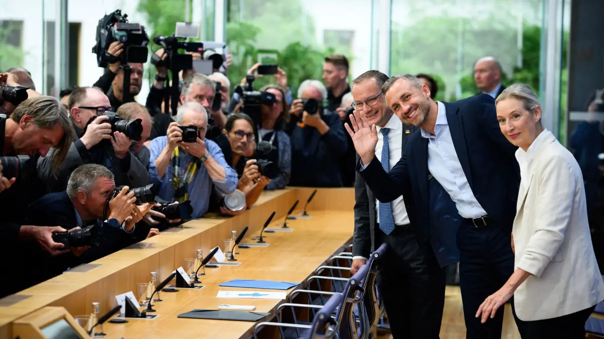 Nach der Landtagswahl in Sachsen-Anhalt - AfD: 07.09.2026, Sachsen-Anhalt, Berlin: Alice Weidel (r) und Tino Chrupalla (l), die Bundesvorsitzenden der AfD, kommen zusammen mit Ulrich Siegmund (M), AfD-Spitzenkandidat in Sachsen-Anhalt, zur Bundespressekonferenz, um sich zum Ergebnis der Landtagswahl in Sachsen-Anhalt zu äußern. Foto: Bernd von Jutrczenka/dpa +++ dpa-Bildfunk +++