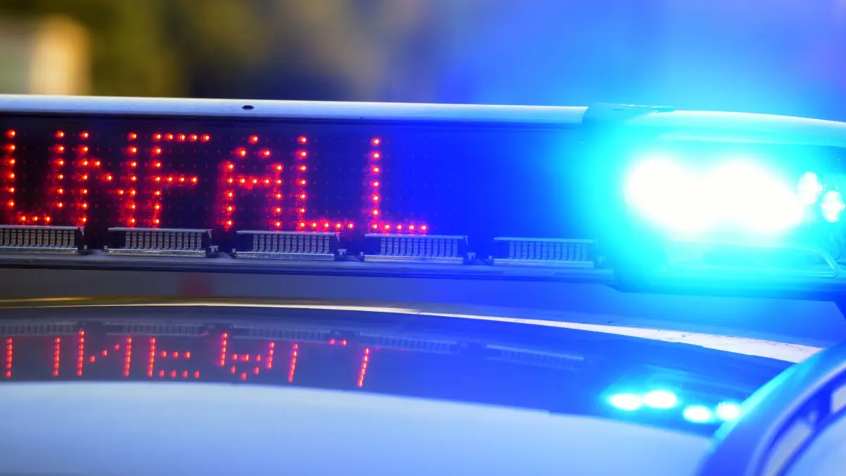 Symbolbild - Polizei sichert Unfallstelle: ARCHIV - 12.06.2017, Bayern, Günzburg: Auf einem Polizeifahrzeug warnt eine Leuchtschrift vor einer Unfallstelle. (zu dpa: «Rollerfahrer bei Auffahrunfall schwer verletzt») Foto: Stefan Puchner/dpa +++ dpa-Bildfunk +++