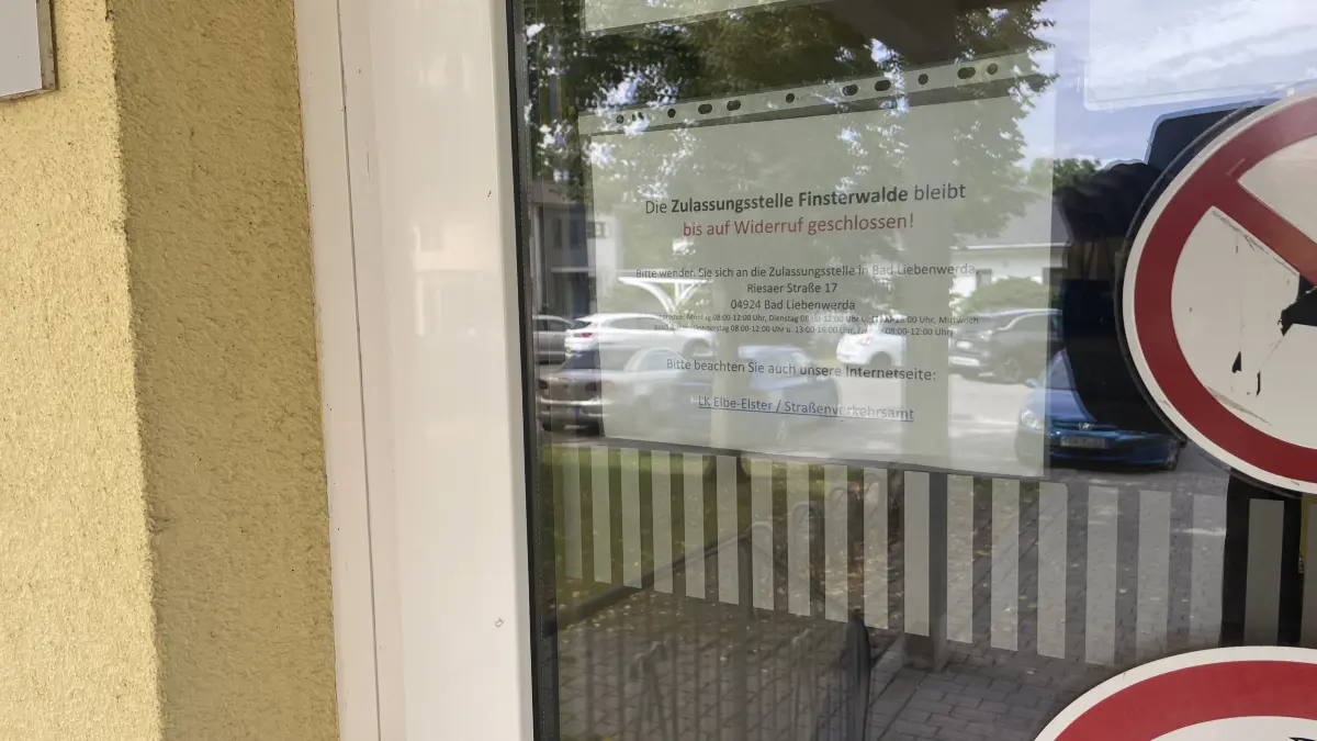 Nach dem Brandanschlag auf die Außenstelle der Kreisverwaltung in Finsterwalde ist auch die Zulassungsstelle geschlossen. Welchen Eröffnungstermin der Landkreis nennt.