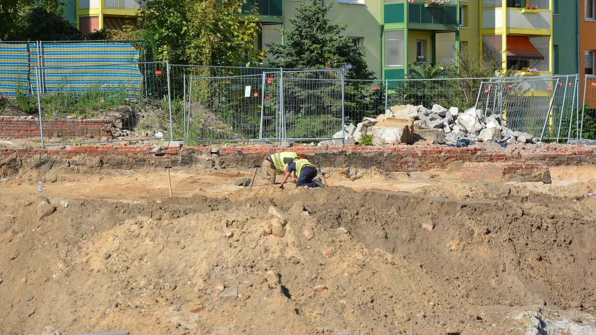 Vom Juni 2025 bis Anfang 2026 haben die Grabungen auf dem Gelände der Berufsorientierenden Oberschule in Spremberg stattgefunden. Nun werden die Funde in einer Ausstellung präsentiert.