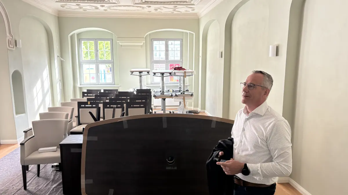Trausaal im sanierten Bürgerhaus am Markt 13 in Luckau mit BM Gerald Lehmann.