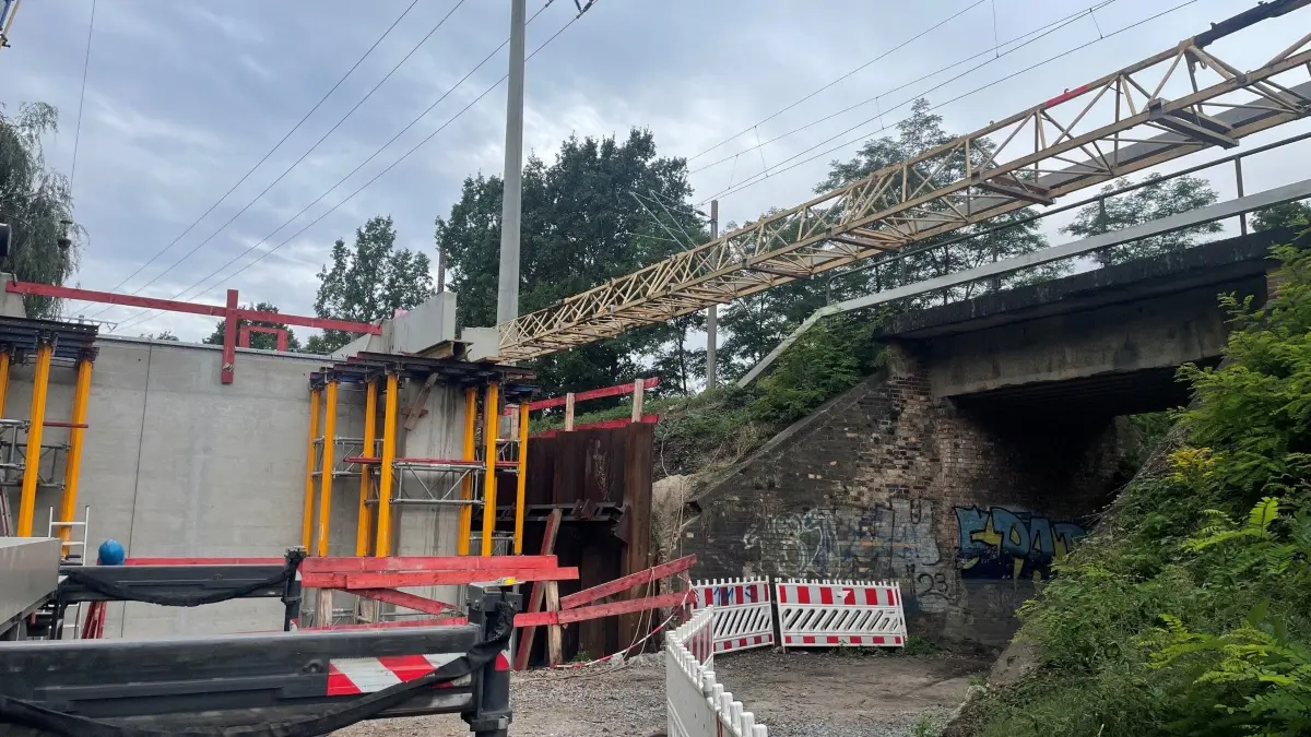 Links die neue Brücke, rechts die alte. Das Klinkerbauwerk am Schleintzweg in Elsterweda-Biehla wird durch eine Betonbrücke ersetzt.