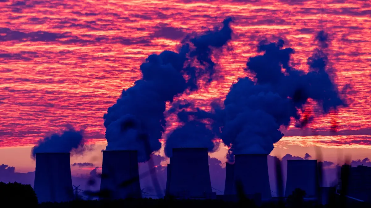 Nach Angriffen auf Stromnetz in Südbrandenburg: ARCHIV - 03.09.2026, Brandenburg, Maust: Der bevorstehende Sonnenaufgang färbt den Himmel über den Kühltürmen des Kraftwerkes Jänschwalde rot. Nach der Sabotage am Stromnetz in Südbrandenburg führt die Polizei die großräumige Durchsuchung am Ereignisort heute weiter. (zu dpa: «Sabotage am Stromnetz: Polizei nimmt 48-Jährigen fest») Foto: Frank Hammerschmidt/dpa +++ dpa-Bildfunk +++