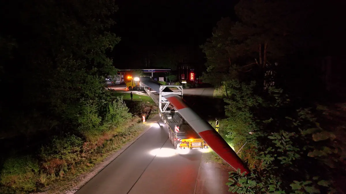 Hier passiert der Schwertransport mit den Rotorblättern für den Höhenwindturm den Abzweig an der Schipkauer Gulf-Tankstelle. Natürlich nachts, weil dann das Verkehrsaufkommen am geringsten ist.
