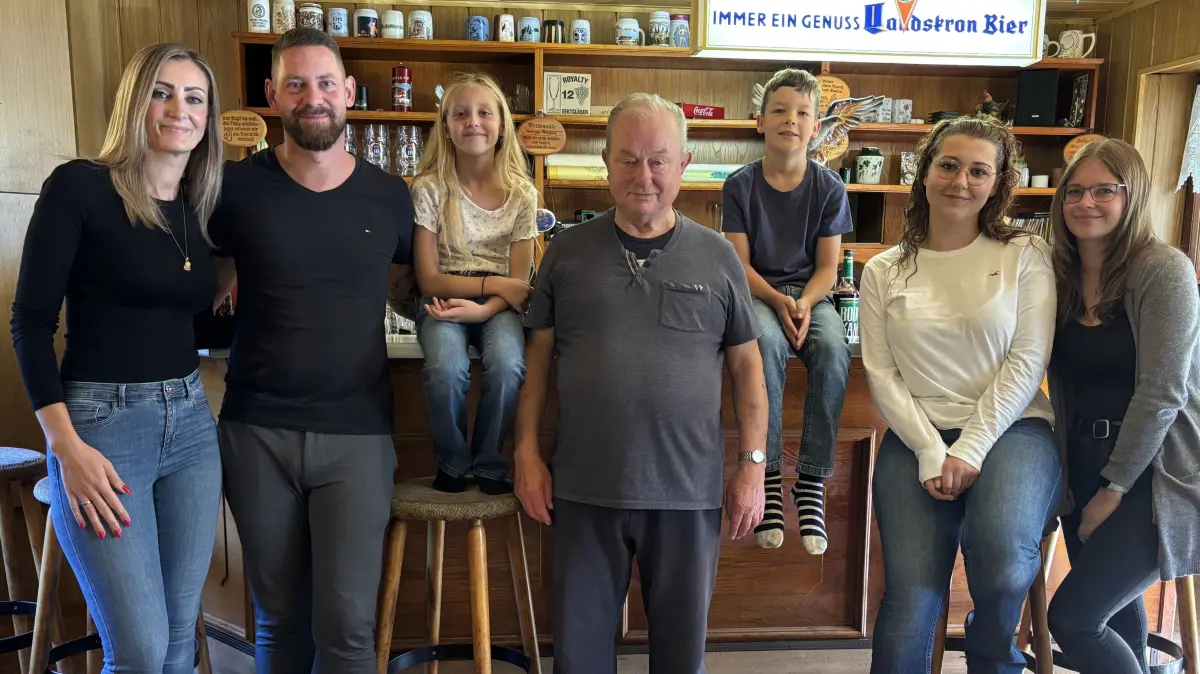 Die Familie Gölsdorf in der ehemaligen Gaststätte in Dubro: von links Madlen Roeder, Holger Roeder, Marie Roeder, Volker Gölsdorf, Lois Lange, Alea Roeder und Jessica Lange. Der Ort, der so vielen Menschen etwas bedeutete, steht heute vor einem neuen Moment.