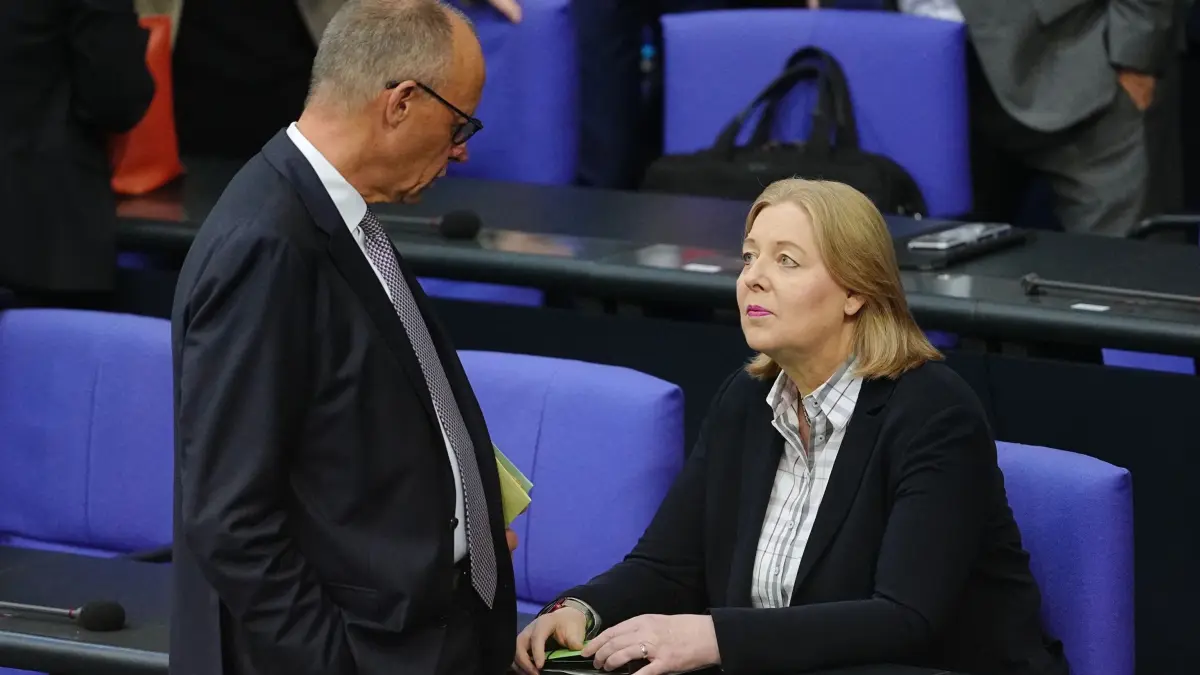 Bundestag - Haushaltswoche: 08.09.2026, Berlin: Bundeskanzler Friedrich Merz (CDU, l) begrüßt Bärbel Bas (SPD), Bundesministerin für Arbeit und Soziales, zur Sitzung des Bundestags zu Beginn der Haushaltswoche. Foto: Kay Nietfeld/dpa +++ dpa-Bildfunk +++