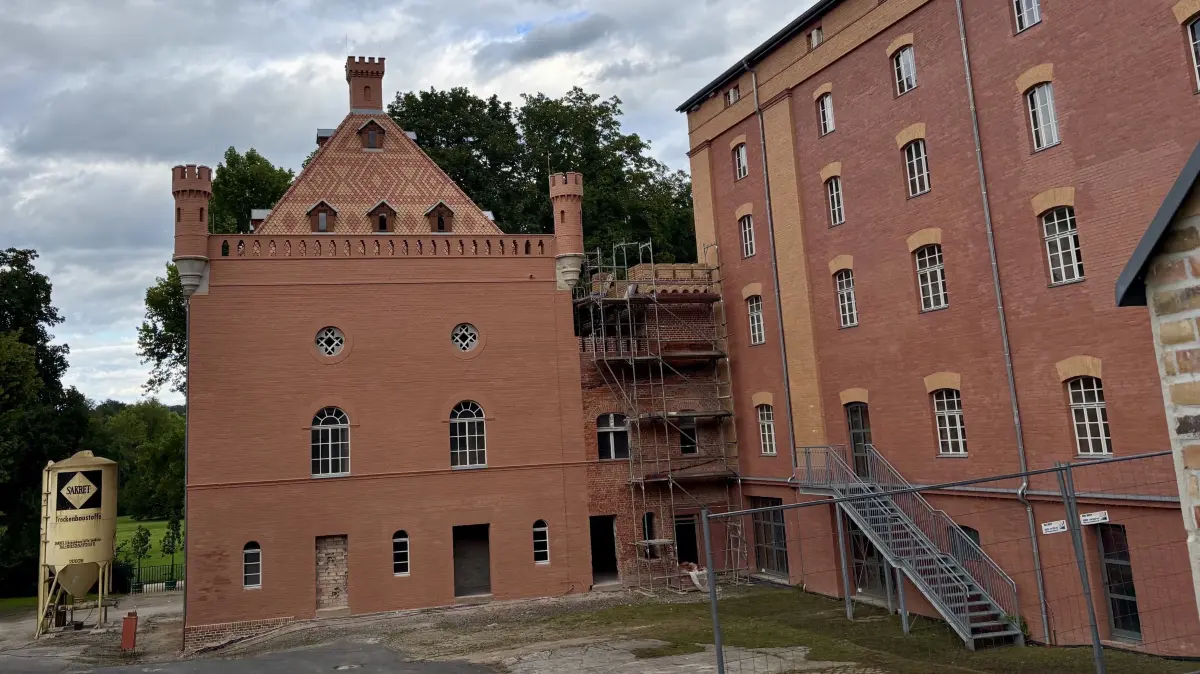Was für eine Verwandlung! Der Niederländische Hof, neben der ehemaligen Brauerei in Bad Muskau gelegen, ist schöner denn je. Am Tag des offenen Denkmals gibt es dort allerhand zu erleben.
