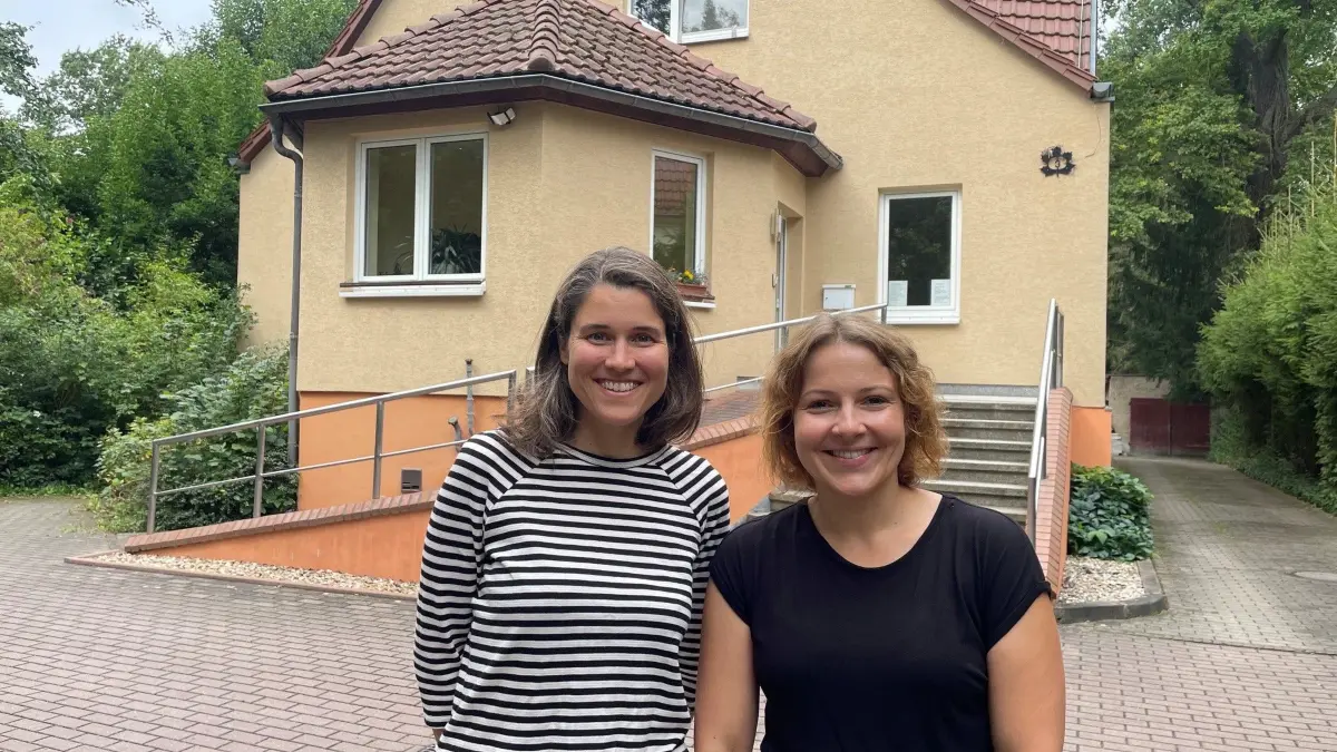 Die Allgemeinmedizinerinnen Kristin Heda (l.) und Josephine Böttcher führen ab 1. Oktober eine Praxisgemeinschaft unweit vom Bahnhof im Kurpark Bad Liebenwerda.