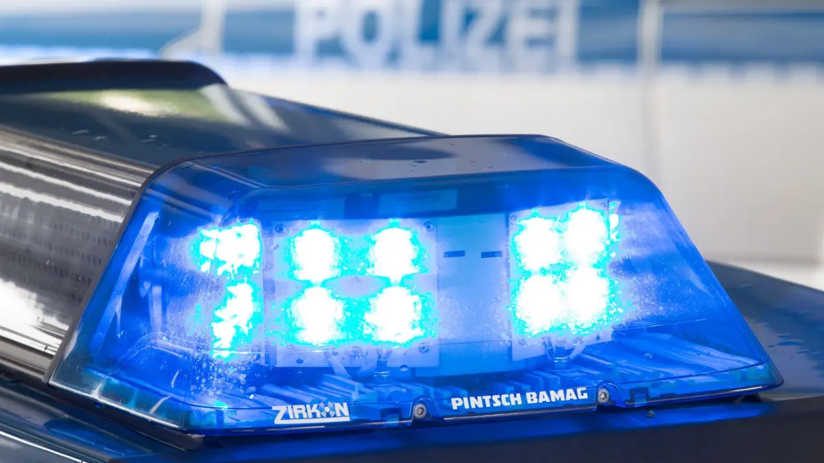 Polizei - Symbolbild: ARCHIV - 26.07.2015, Niedersachsen, Osnabrück: Ein Blaulicht leuchtet auf dem Dach eines Polizeiwagens. (zu dpa: «Tödlicher Verkehrsunfall bei Münchhausen») Foto: Friso Gentsch/dpa +++ dpa-Bildfunk +++