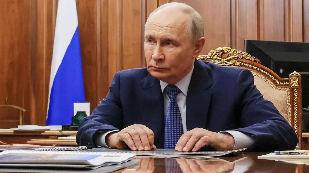 Ukraine-Krieg - Putin: 08.09.2026, Russland, Moskau: Der russische Präsident Wladimir Putin spricht während eines Treffens im Kreml in Moskau mit dem amtierenden Gouverneur der Region Twer, Vitali Koroljow. Foto: Mikhail Metzel/Pool Sputnik Kremlin/AP/dpa +++ dpa-Bildfunk +++