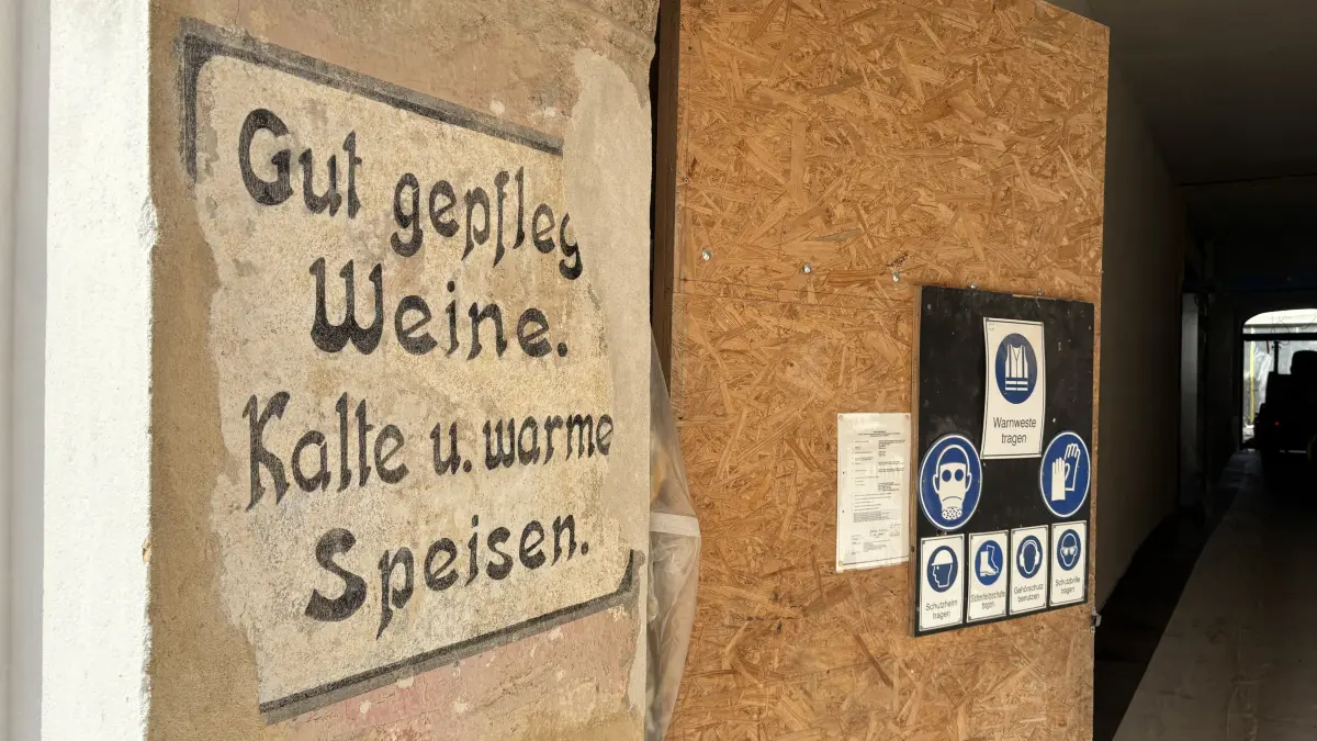 Historische Werbung am Eingang zum Bürgerhaus am Markt 13 in Luckau