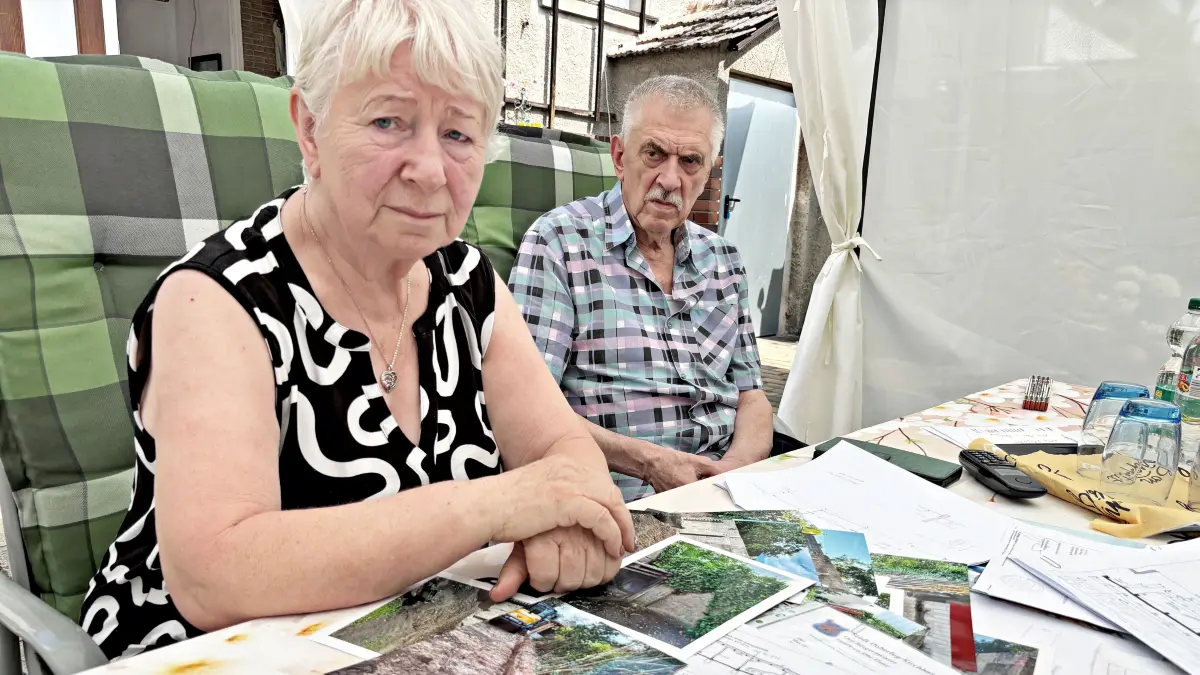 Weil sie ihre Grundstücksmauer nicht so bauen lassen dürfen, wie sie wollen, sind Annelis und Max Grundewald in Doberlug-Kirchhain aufgebracht.