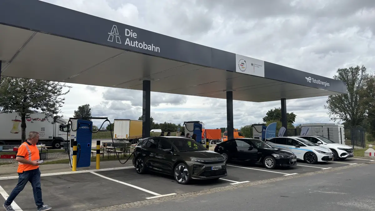 Zwischen Dresden und Ortrand gibt es neue Schnellladeparks direkt an der A13.
