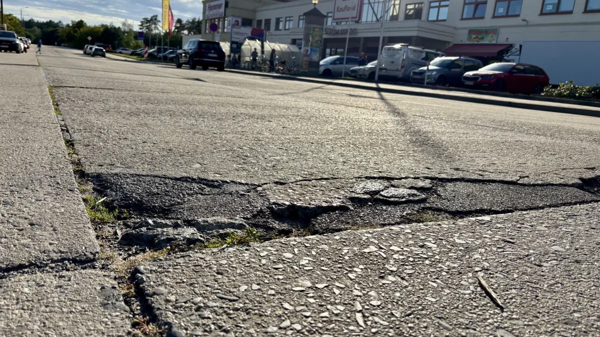 Der Sachsendamm in Weißwasser ist merklich in die Jahre gekommen. An vielen Stellen bröckelt der Beton. Was die Stadt plant.