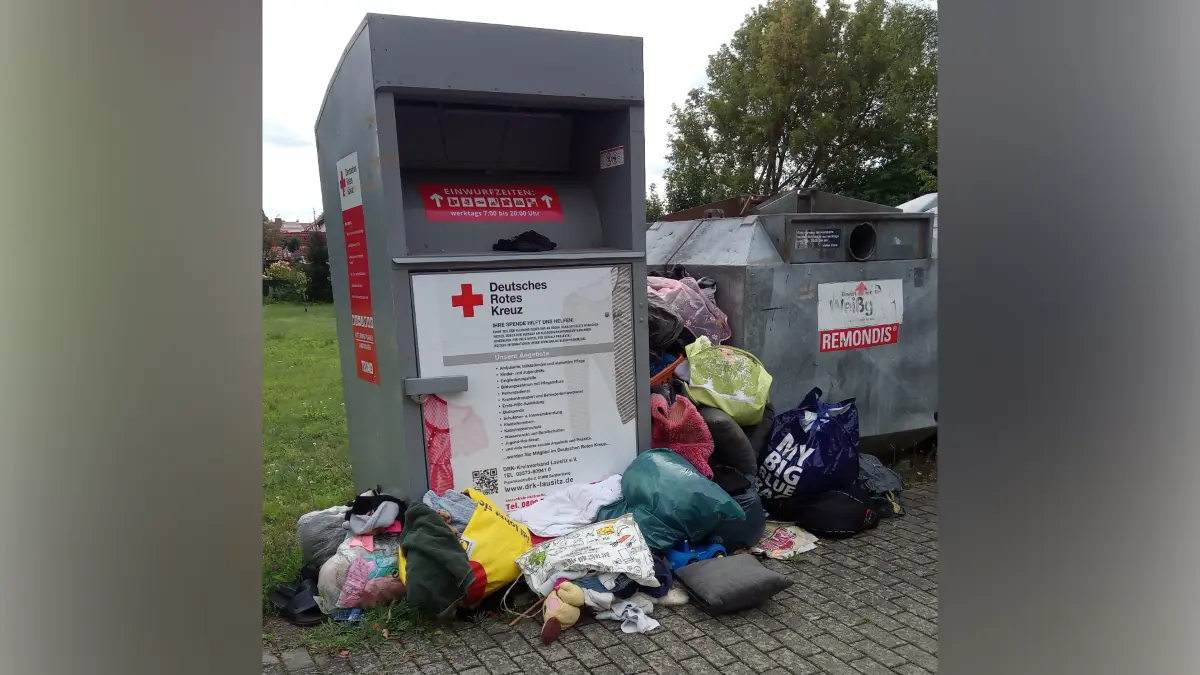 Die Altkleidercontainer in Lauchhammer wurden immer häufiger als illegale Müllkippen zweckentfremdet. Neben Textilien luden Personen dort regelmäßig auch Restmüll und Sperrmüll ab.